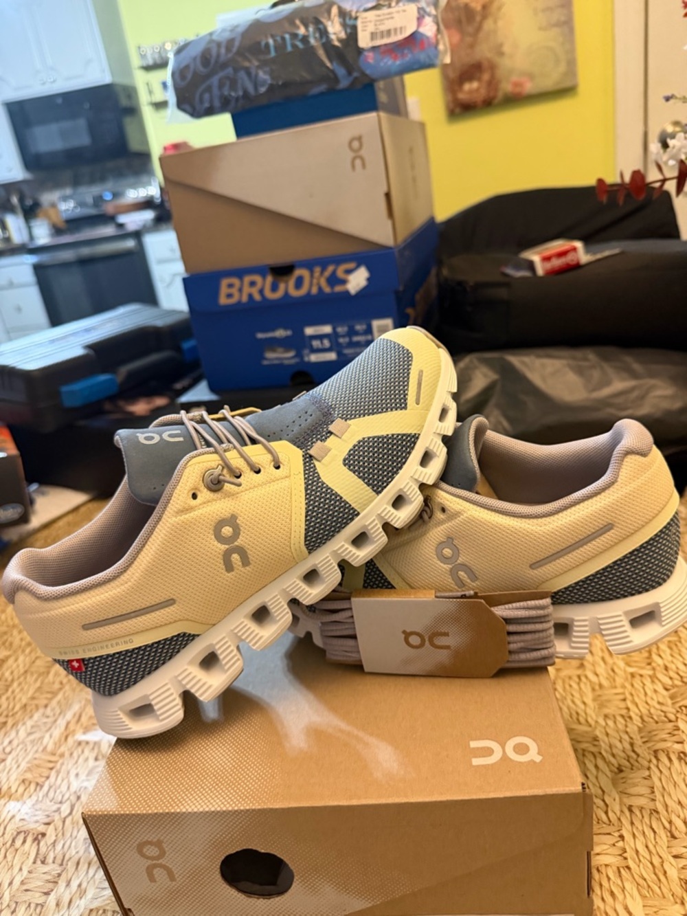 On Running  CLOUD 5 combo sz 5.5 w new in box sold out color way!!!